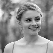 Josephine Chesterfield is a glamorous, seductive British woman who has a  penchant for defrauding gullible men out of their money. Into her  well-ordered, meticulous world comes Penny Rust, a cunning and fun-loving