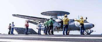 Sur Le Pont D Envol Du Porte Avions Charles De Gaulle Deploye Avec Son Groupe Aeronaval Dans Le Cadre De L Operation Cha Porte Avions Marine Nationale Hawkeye