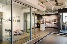 Das zweite ausstellungsstück von solarlux stellt das großformatige schiebefenster »cero« mit einer neuen motorischen. Solarlux Nuernberger Bauzentrum