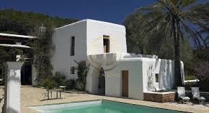 Belle Blakstad Finca A Vendre Et A Louer Sant Llorenc Ibiza One Agence Immobiliere De Luxe Villas De Luxe A Vendre A Loue En 2020 A Louer Louer Acheter Pour Louer