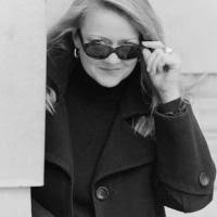 Annie machon was an intelligence officer for the uk's security service, mi5, in the 1990s, before resigning to help blow the whistle on the crimes and incompetence of the british spy agencies. Annie Machon Re Publica