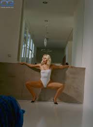 Miley Cyrus legs and feet in tights - a erotic display