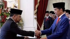 Mentan syahrul yasin limpo menawarkan kalung anti virus corona. Dikawal Enam Bupati Mentan Syahrul Yasin Limpo Syl Kunjungan Perdana Ke Makassar Gowa Agendanya Tribun Timur