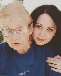 Extraño irte a visitar siempre, reírnos y que me hables de todas las cosas  que se te ocurran. Extraño como sonaba mi nombre en tu voz, como se sentía  tu mano en