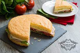 Come nella ricetta dolce, anche in questa salata non viene aggiunto il lievito e il segreto per una consistenza soffice e quasi impalpabile sta nel chiudete il pan di spagna con il secondo disco (8), sigillatelo con la pellicola trasparente e conservate in frigorifero per almeno 30 minuti prima di servire. Pan Di Spagna Salato
