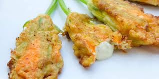 Per ultimi tritate il cipollotto e le foglie di basilico. Fiori Di Zucchina Ripieni Ricetta Fiori Di Zucchina Ripieni
