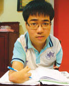 TRẦN TÔN TRUNG SƠN: KHUYẾT TẬT, CHỈ 1 BÀN VỚI 2 NGÓN TAY, LẤY BẰNG ĐH  HARVARD !