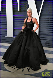 lady gaga kisses her oscar statue at vanity fair oscars party レディーガガ