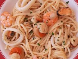 Ici grosses verser dessus les fruits de mer et sauce aux tomates (après avoir retiré les branches de thym et de céleri). Recettes De Spaghetti Et Fruits De Mer