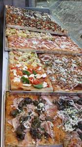 Dopo una decina di minuti (dipende dal forno), togliete la pizza, aggiungete eventuale mozzarella, ed infornate nuovamente per 5 minuti. Panoramica Di Pizza In Teglia Alla Romana Bild Von Benny S Street Pizza Lonigo Tripadvisor