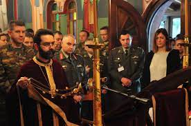 Φοράει ράσο μαζί με πουλάδα των ειδικών δυνάμεων. Oi Stratiwtikoi Iereis Kai H Apostolh Toys Synentey3h Apo Ton Prwtopresbytero Nektario Markakh Istories Reportaz Sxoliasmos Krhths Blog E Storieskritis Gr