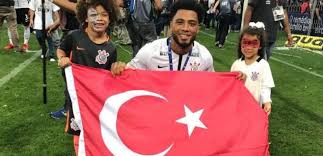 Beşiktaş'ta ise iki farklı hikaye mevcut. Colin Kazim Dan Turk Bayragi Ile Sampiyonluk Kutlamasi Son Dakika Milli Takim Haberleri