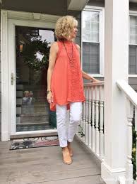 Fashion Over 50 White Jean4s And Coral Over 50 Womens Fashion Fashion Over 50 Fashion Clothes Women