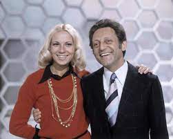 Aus dem polnischen dalej „weiter, los, beeil dich) war eine populäre fernsehshow des zdf, moderiert von hans rosenthal. Dalli Dalli Das Macht Assistentin Monika Sundermann Heute