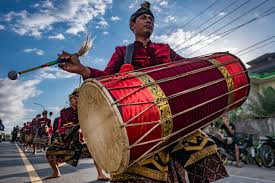 Nah, itulah ulasan tentang alat musik tifa yang berasal dari bumi papua. Gendang Beleq Wikipedia