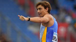 Toimitsija oli saada kiekon päähänsä, aktivistit säntäsivät radalle – ME:tä  yrittänyt Duplantis hurmasi Tukholman Timanttiliigassa | Urheilu | Yle