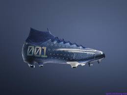 Cristiano ronaldo devoile ses crampons pour l euro 2016. Nike Devoile Les Nouveaux Crampons Mercurial Dream Speed De Cristiano Ronaldo Et Kylian Mbappe Nike Football Boots Mercurial Football Boots Football Boots