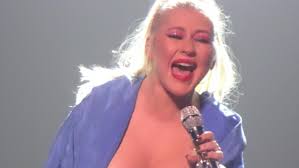 Christina aguilera made waves last year when she announced she would never be a coach on the voice again. Christina Aguilera Zeigt Auf Der Buhne Mehr Als Gewollt