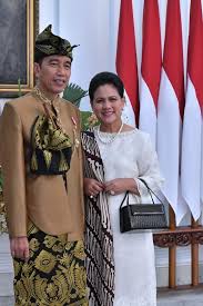 Bale lumbung memiliki ciri khas dari rumah adat sasak yang berasal dari pulau lombok. Melihat Lebih Dekat Baju Adat Sasak Yang Dipakai Jokowi