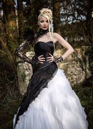 Damit es dir leichter fällt, das perfekte kleid in deiner größe zu finden, haben wir dir hier bei wundercurves folgende listen zusammengestellt How To Teach Hochzeitskleid Schwarz Rot Better Than Anyone Else Olivia Quintanilla