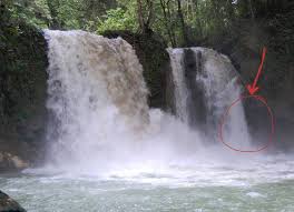 Kepala air atau sumber sungai bermaksud gelombang aliran air mengejut dalam kuantiti yang besar mengalir dari hulu sungai atau air terjun ke sungai utama. Selamat Datang Kepala Air