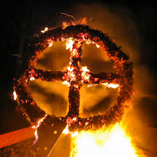 Alle 05.31 la bella stagione farà ufficialmente il proprio ingresso. Natale Pagano La Festa Di Yule Storia Controstoria