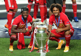 Le joueur du bayern joshua zirkzee (bayern) et son homologue à hoffenhein kevin akpoguma (hoffenheim) sont surveillés par le staff technique du nigeria. Photo Bayern Striker Zirkzee Chilling With Uefa Champions League Trophy All Nigeria Soccer The Complete Nigerian Football Portal