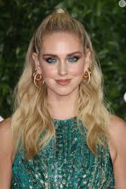 Lenço no cabelo, coque alto, rabo de...