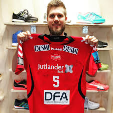 Danmarks Bedste Pakkekalender Startede I Sondags Med En Autentisk Spilletroje Fra Gyor Med Hollandske Nycke Groot Pa Ryggen Vinderen Af Tro In 2020 Sports Tops Jersey