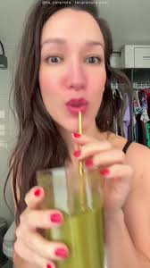 Mi jugo verde 🍏 y mis productos favoritos para empezar el día con una  sonrisa ✨ 𝗥𝗘𝗖𝗘𝗧𝗔 𝙀𝙡 𝙢𝙚𝙟𝙤𝙧 𝙟𝙪𝙜𝙤 𝙫𝙚𝙧𝙙𝙚 𝗘𝗡  𝙬𝙬𝙬.𝙡𝙖𝙘𝙖𝙧𝙖𝙣𝙤𝙡𝙖.𝙘𝙤𝙢 𝗟𝗜𝗡𝗞 𝗘𝗡 𝗟𝗔 𝗕𝗜𝗢 𝗗𝗘  @la_caranola * Limpiador NeoStrata Enlighten Ultra ...