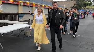 She is the youngest of three children , along with brother hugh and sister rona. Vip News John Travolta Kehrt Mit Grease Sing Along Zuruck Der Star Teilt Videos Von Hinter Den Kulissen Stern De