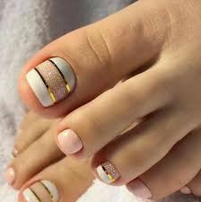 El diseño de las uñas es un complemento perfecto para cualquier mujer, desde figuras hechas con pintauñas hasta piedras preciosas. 15 Lindas Ideas Para Llevar Unas Unas Bonitas De Los Pies