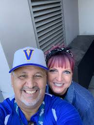 Yellowjackets check-in ! Class of 82 here 💚🐝💛