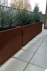 Pflanzbehalter Aus Cortenstahl Auf Einer Dachterrasse Pflanzkubel Sichtschutz Pflanzenkubel Cortenstahl