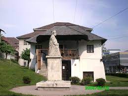 Toate în prima expoziție permanentă a casei care păstrează vie memoria unui scriitor și a vremurilor în care a trăit și a creat el, prezentate. Casa Memoriala Anton Pann Ramnicu Valcea Mapio Net