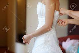 Maybe you would like to learn more about one of these? Hilfe Fur Die Braut Zu Ihrem Hochzeitskleid Anzuziehen Lizenzfreie Fotos Bilder Und Stock Fotografie Image 39465917