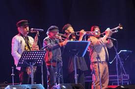 Tips pencarian lirik favorit anda. Mitos Kematian Dalam Lagu Salam Terakhir The Rollies