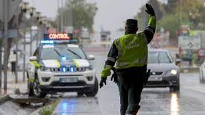 La comunidad de madrid ha decidido ampliar el horario de las restricciones de movilidad nocturna salvo por causa justificada desde las 22:00 horas hasta las 06:00 horas. Madrid Aumento De Los Contagios Nuevo Toque De Queda Y Zonas Confinadas