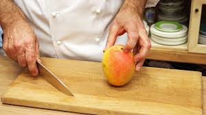 Nicht jedoch, wenn man diesen trick kennt. Tipps Und Tricks Mango In Wurfel Schneiden Rezepte Wir In Bayern Br Fernsehen Fernsehen Br De