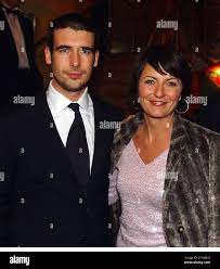 DAVINA McCALL WITH HER ACTOR HUSBAND MATTHEW ROBERTSON AT THE SOUTHERN  PREMIER OF T6HE BOND FILM DIE ANOTHER DAY. PIC MIKE WALKER, 2002 Stock  Photo - Alamy