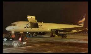 There is also a distinct pattern, resembling an oil stain, on the side of the fuselage. Boeing 757 Has Already Opened Another Cargo Door In Flight