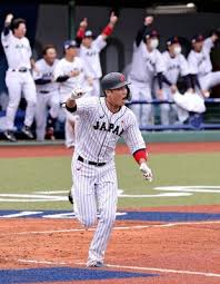 勇人が巨人ベンチ？ やっぱり三塁ベンチが気になって仕方ない坂本キャプテン と、お侍さんに(キャプテンに？) お手振り の小林捕手 #坂本勇人 #小林誠司 2021.07.25 楽天パークpic.twitter.com/zqijshwizk. Plbhd6vb4mmnwm