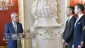 Der bundespräsident der republik österreich verdient ein gehalt von monatlich 25.332 euro brutto. Osterreich Bundesprasident Van Der Bellen Auf Kanzlerjagd