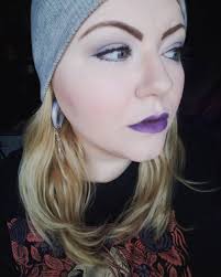 還在將「紫外光」穿上身？她們都將紫系胭脂掃上面了，原因就是真的很顯白！