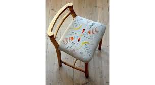 J'ai commencé par nettoyer la chaise pour la laver et la dégraisser. Diy 15 Bonnes Idees Pour Relooker Ses Vieilles Chaises