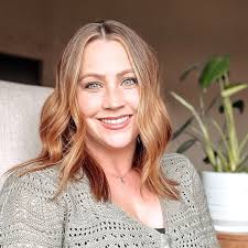 Alison Crews's Instagram, Twitter & Facebook