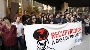 Top room amenities include a refrigerator, a view of a nearby landmark, and an oven. Piden Autonomia Para La Casa Da Xuventude