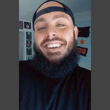 Kellie Cox's Instagram, Twitter & Facebook