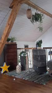 Dachschragen Platz Optimal Ausnutzen So Geht S Dachschrage Dachbalken Wohnzimmer Bodenbelag