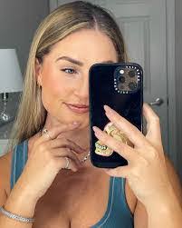 Amber Bellis's Instagram, Twitter & Facebook